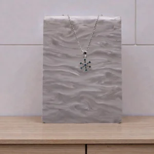 Snefnug halskæde med blå zirkoner