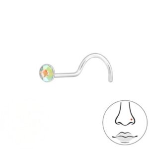 næsepiercing med en smuk funklende zirkon