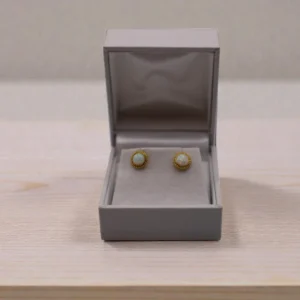 Opal ørestikker i forgyldt sølv